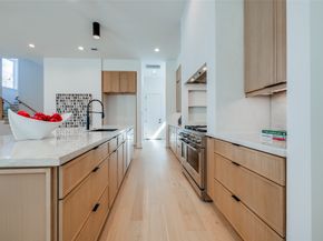 1701 BANKS Street, Houston TX 77098