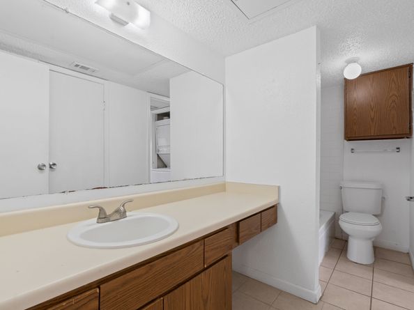 2750 Holly Hall Street 1806, Houston TX 77054
