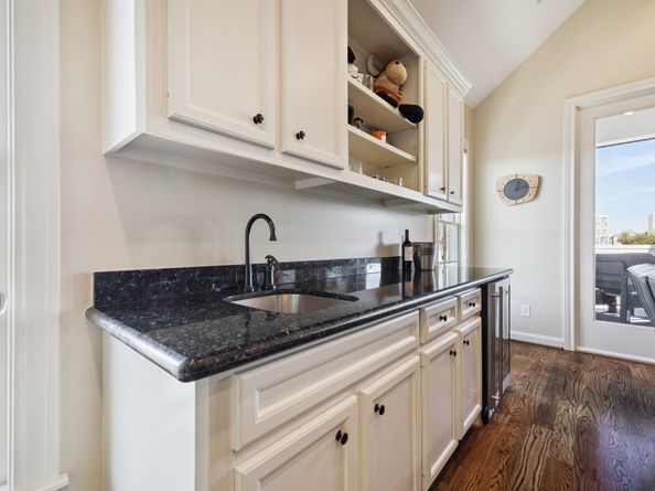 1305 W Bell Street, Houston TX 77019