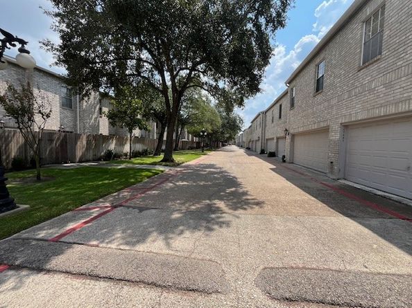 17585 Red Oak Drive 7585, Houston TX 77090