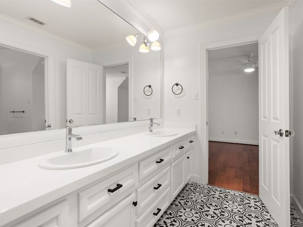 14 E THYMEWOOD Place, The Woodlands TX 77382