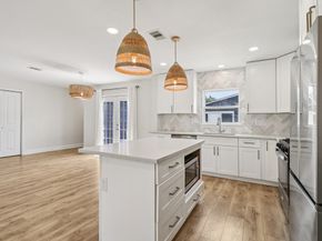 822 Avenue Of Oaks Street, Houston TX 77009