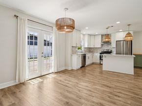 822 Avenue Of Oaks Street, Houston TX 77009