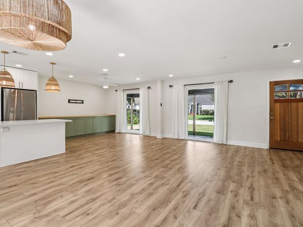 822 Avenue Of Oaks Street, Houston TX 77009