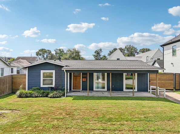 822 Avenue Of Oaks Street, Houston TX 77009