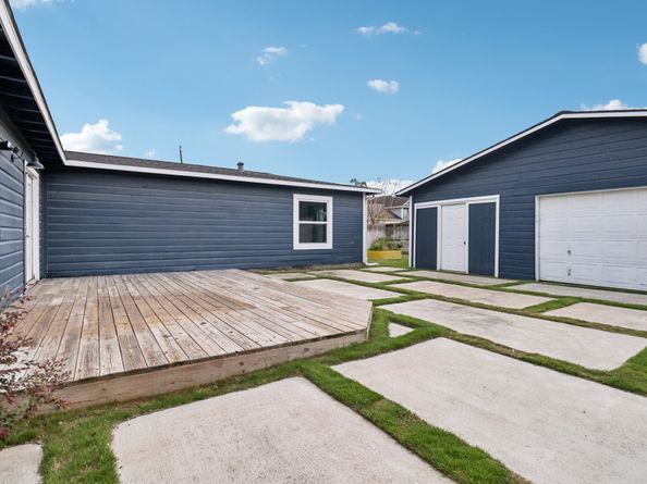822 Avenue Of Oaks Street, Houston TX 77009