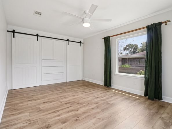 822 Avenue Of Oaks Street, Houston TX 77009