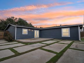 822 Avenue Of Oaks Street, Houston TX 77009