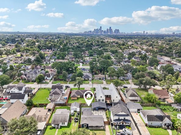 822 Avenue Of Oaks Street, Houston TX 77009
