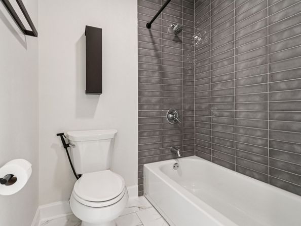 822 Avenue Of Oaks Street, Houston TX 77009