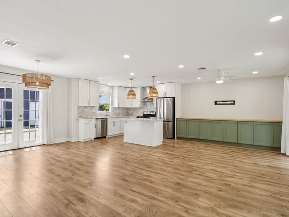822 Avenue Of Oaks Street, Houston TX 77009