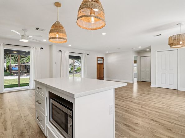 822 Avenue Of Oaks Street, Houston TX 77009