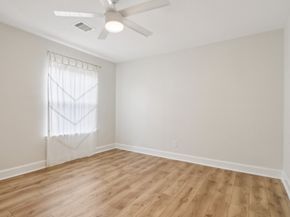 822 Avenue Of Oaks Street, Houston TX 77009