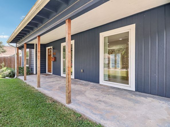 822 Avenue Of Oaks Street, Houston TX 77009