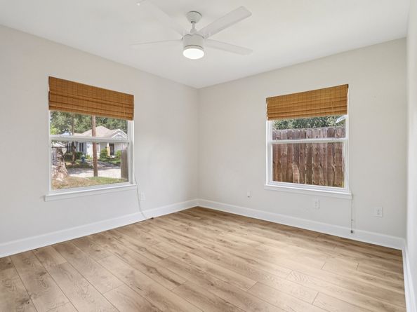 822 Avenue Of Oaks Street, Houston TX 77009