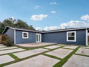 822 Avenue Of Oaks Street, Houston TX 77009