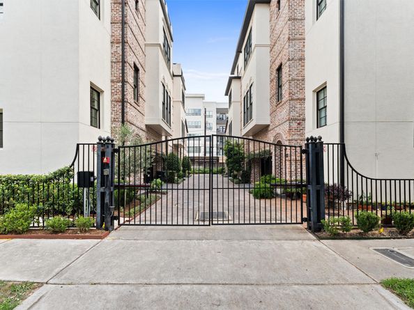 1304 Castle Court A, Houston TX 77006