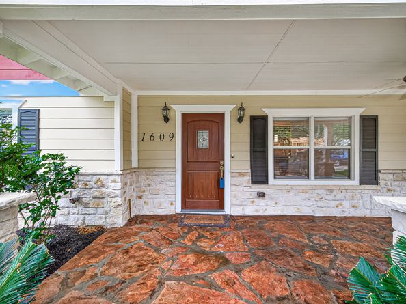 1609 Cheshire Lane, Houston TX 77018
