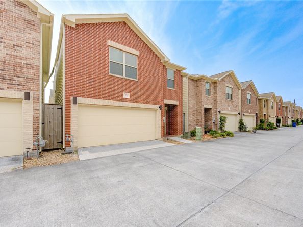 3721 Main Poplar Drive, Houston TX 77025