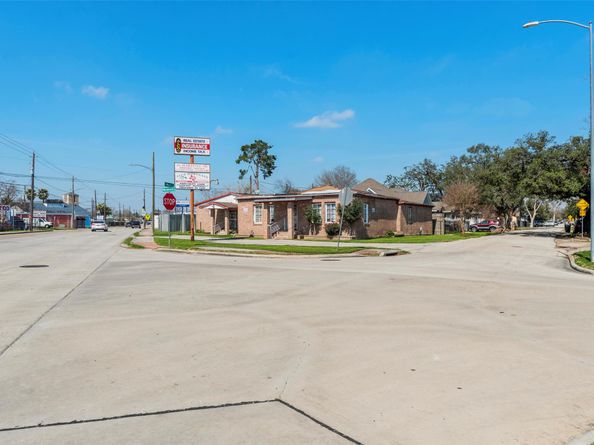 4110 N Main Street, Houston TX 77009