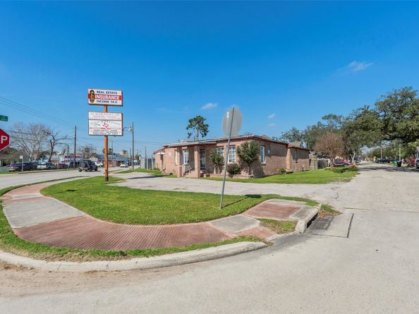 4110 N Main Street, Houston TX 77009