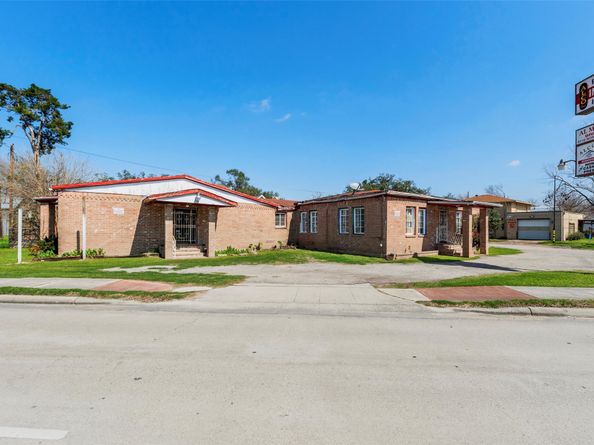 4110 N Main Street, Houston TX 77009