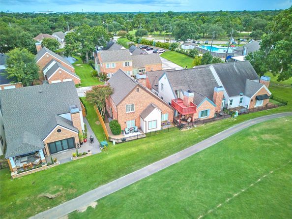 7631 Ameswood Road, Houston TX 77095