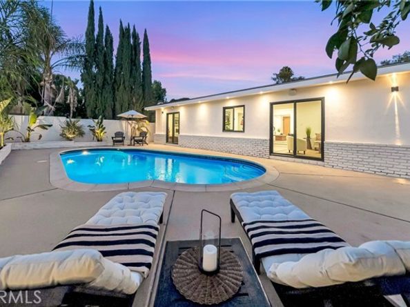 7915 Owensmouth, Canoga Park (los Angeles) CA 91304