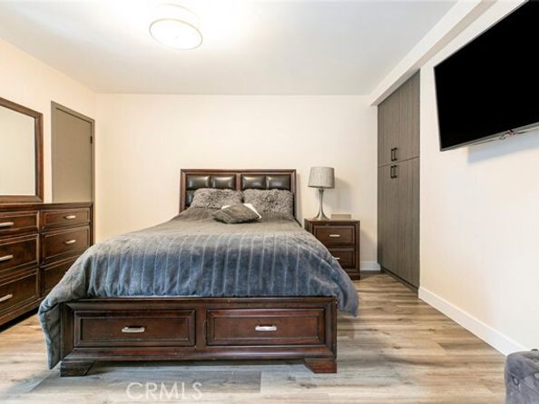 15409 Wyandotte Street, Van Nuys (los Angeles) CA 91406