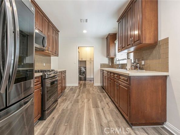 15409 Wyandotte Street, Van Nuys (los Angeles) CA 91406