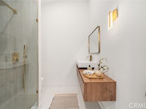 20632 Tiara Street, Woodland Hills (los Angeles) CA 91367