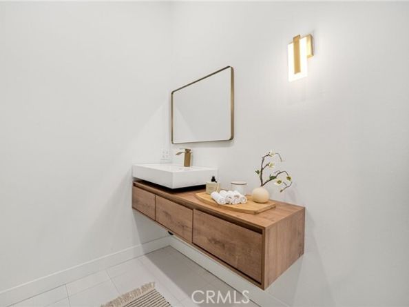 20632 Tiara Street, Woodland Hills (los Angeles) CA 91367