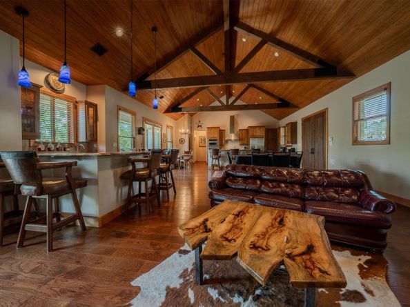 409 Venture BLVD S, Point Venture TX 78645