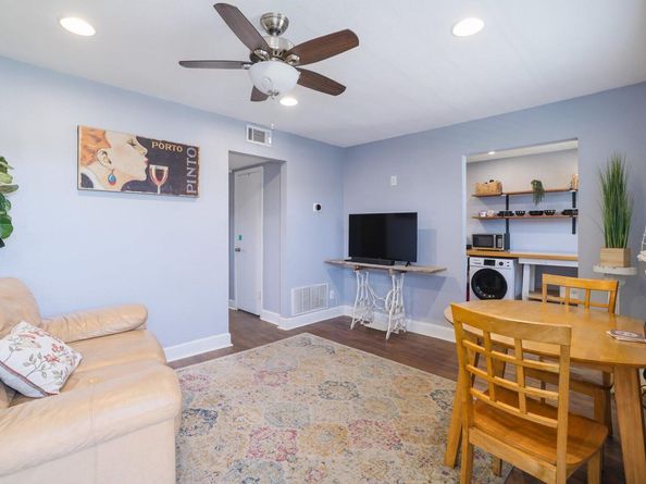2401 Manor RD 204, Austin TX 78722