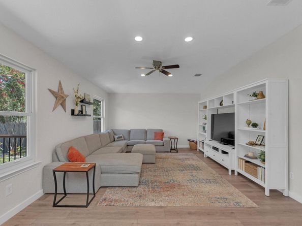 2074 Buckley LN, Round Rock TX 78664