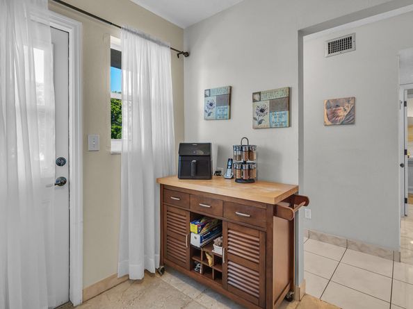 1001 NE 14th Ave 303, Hallandale Beach FL 33009