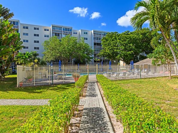 1001 NE 14th Ave 303, Hallandale Beach FL 33009