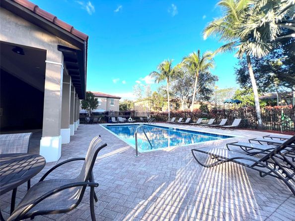 6927 Julia Gardens Dr, Coconut Creek FL 33073