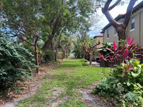 6927 Julia Gardens Dr, Coconut Creek FL 33073