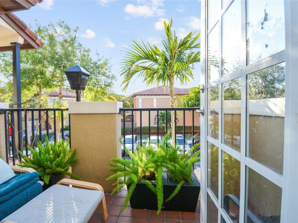 6927 Julia Gardens Dr, Coconut Creek FL 33073