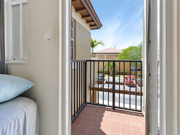 6927 Julia Gardens Dr, Coconut Creek FL 33073