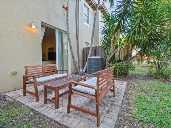 6927 Julia Gardens Dr, Coconut Creek FL 33073