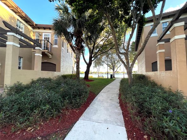 6927 Julia Gardens Dr, Coconut Creek FL 33073