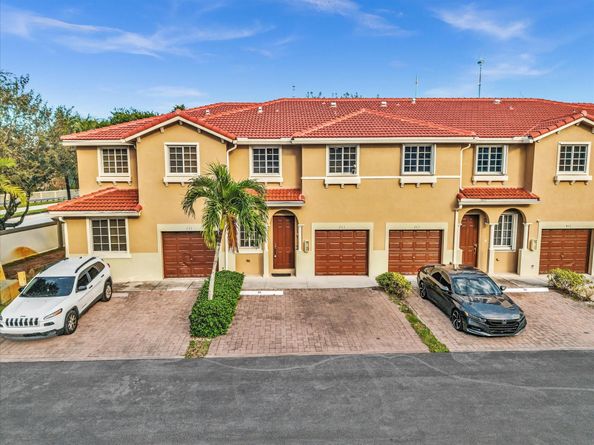 21421 NW 13th Ct 211, Miami FL 33169