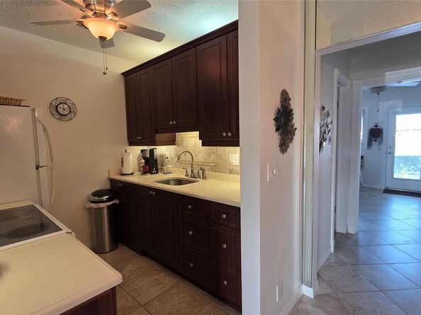 1030 SW 11th St 5m, Hallandale Beach FL 33009