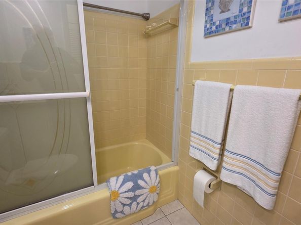 1030 SW 11th St 5m, Hallandale Beach FL 33009