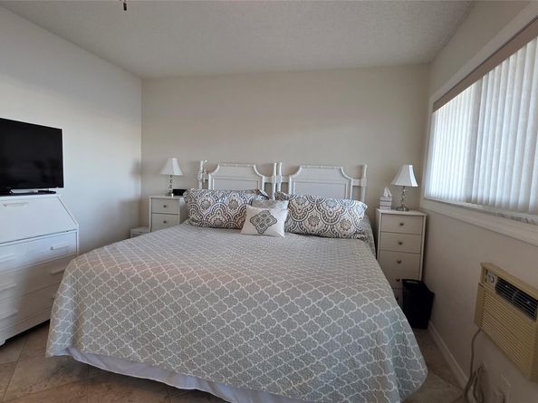 1030 SW 11th St 5m, Hallandale Beach FL 33009