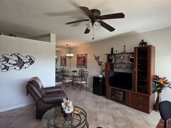 1030 SW 11th St 5m, Hallandale Beach FL 33009