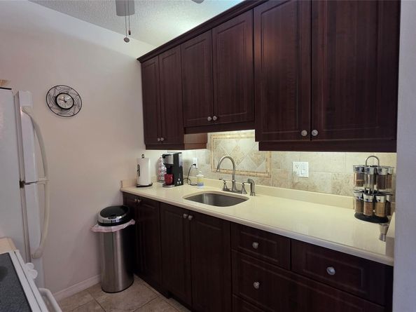 1030 SW 11th St 5m, Hallandale Beach FL 33009