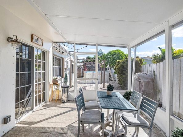 9040 NW 20th St, Pembroke Pines FL 33024